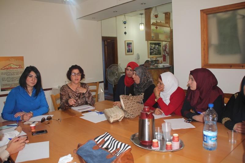 جمعية المرأة العاملة تنظم لقاءً "دور النساء في المشاركة السياسية وأهمية مجالس" لقاءً "دور النساء في المشاركة السياسية وأهمية مجالس"