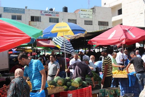 ضبط 3 اطنان غذائية غير وطنية ومخالفة 10 تجار لتلاعبهم بالأسعار سوق رام الله