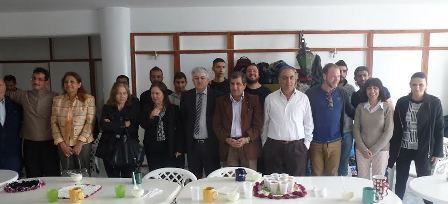 سيدات عربيات يقدمن تبرعات للاجئين الفلسطينيين اللاجئين الفلسطينيين