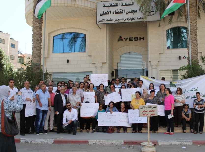 تجمع أمام مجلس القضاء يطالب بردع مقترفي جرائم الفساد في الغذاء والدواء تجمع أمام مجلس القضاء يطالب بردع مقترفي جرائم الفساد في الغذاء والدواء