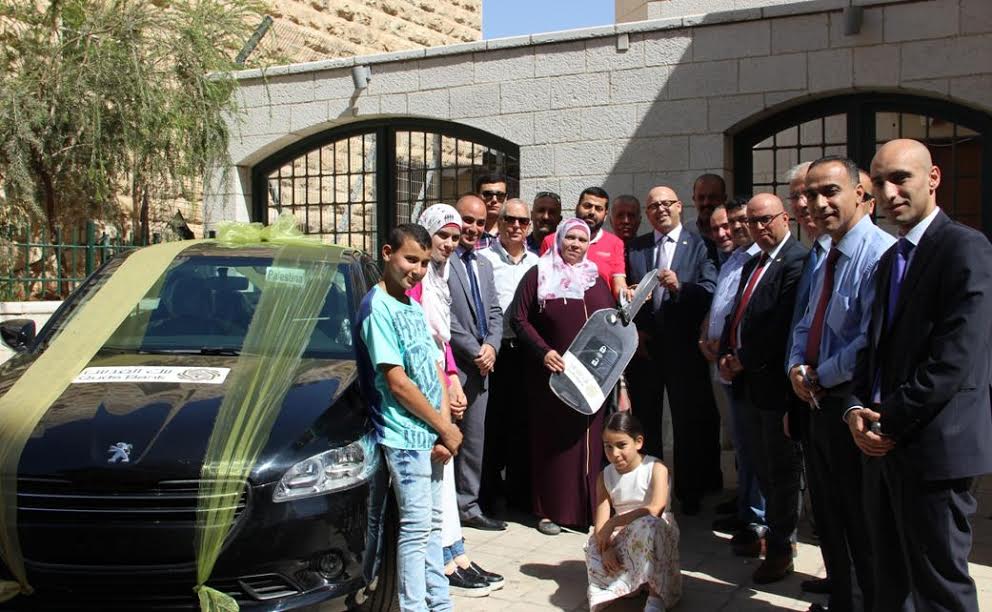 ضمن حملة #توفيرك .. لحالك أحلالك بنك القدس يسلم الفائزة قراعين سيارة بيحو 301 ضمن حملة #توفيرك .. لحالك أحلالك