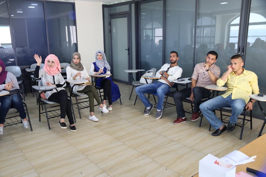 الكلية العصرية تعقد سلسلة دورات تدريبية تمهيدا ل"يوم التوظيف" تدريب الكلية العصرية