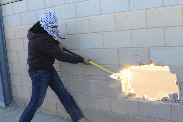 هدم جزء من جدار الفصل العنصري قرب القدس الجدار