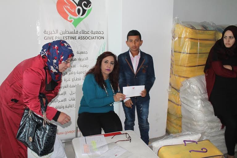 "فلسطين الخيرية" توزع طرود غذائية متكاملة وطقم لحف على الأسر المستورة والأيتام