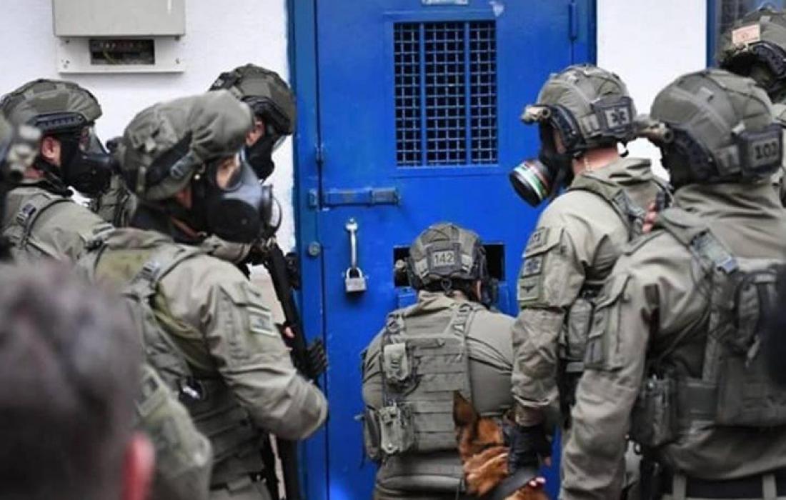 قوات الاحتلال تقتحم غرف "أسرى الجهاد" في سجن رامون وتنقلهم للزنازين