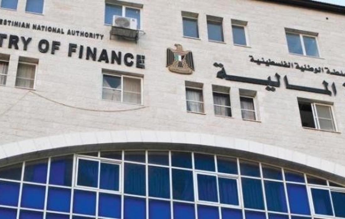 مستشار حكومة رام الله يوضح بشأن استمرار الأزمة المالية للسلطة لـ6 شهور وتأثيرها على الرواتب