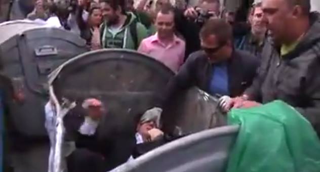 بالفيديو.. إلقاء برلماني أوكراني في القمامة بالفيديو