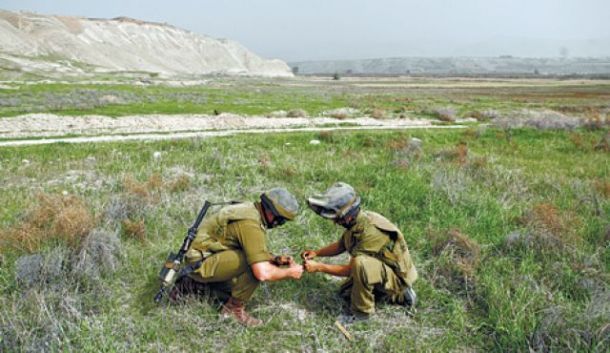 الجيش يعمل على تطهير غور الاردن من سكانه الفلسطينيين وحواجز التفتيش تجعل حياتهم جحيماً غور الأردن