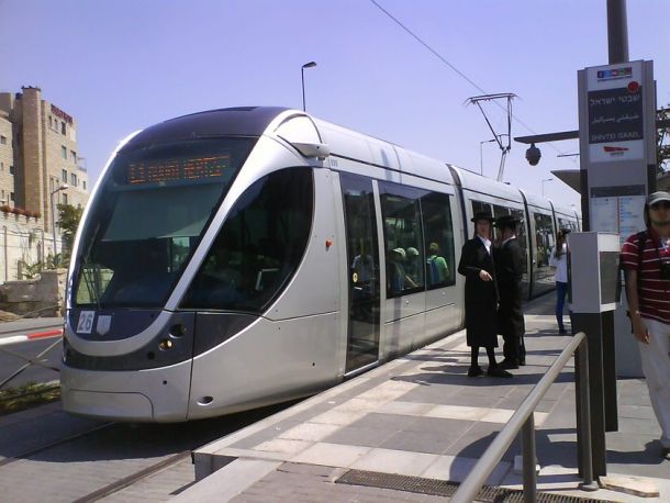 رشق القطار الخفيف في القدس بالحجارة