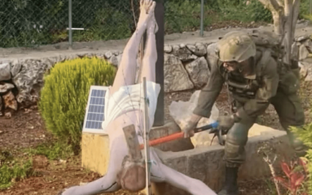 جندي إسرائيلي يحطّم تمثالاً للمسيح في بلدة دبل جنوبي لبنان