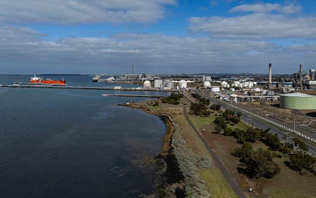 ارتفاع أسعار النفط بنسبة 7.5% مع إغلاق مضيق هرمز مجددا