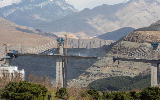 ساعات قبل انتهاء مهلة ترامب: اتصالات دبلوماسية حثيثة مع طهران لاحتواء المواقف ومنع التصعيد