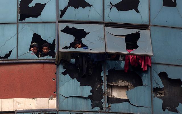 تقرير: مقترح جديد لدفع مفاوضات القاهرة بين حماس وملادينوف... ما الخلافات وماذا يتضمن؟