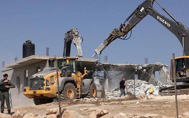 تصعيد بالضفة: هدم منازل بالخضر، اعتقالات واسعة، واستيلاء على منزل بالخليل