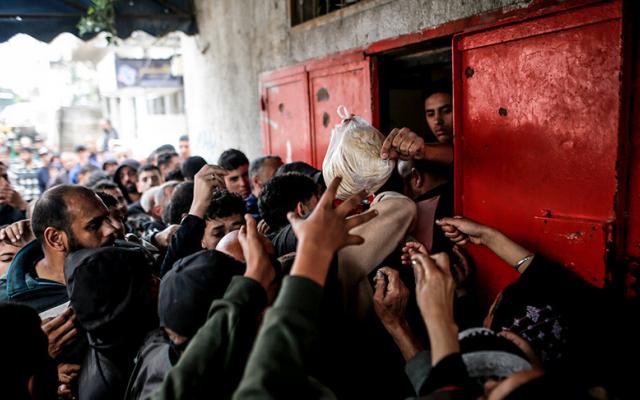 "الجوع أشد من الحرب".. أزمة خبز بغزة وسط تدهور في الأمن الغذائي (تقرير)