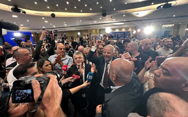 احتفالات في مقر القائمة المشتركة: "إنجاز تاريخي نحو إسقاط الحكومة المتطرفة"