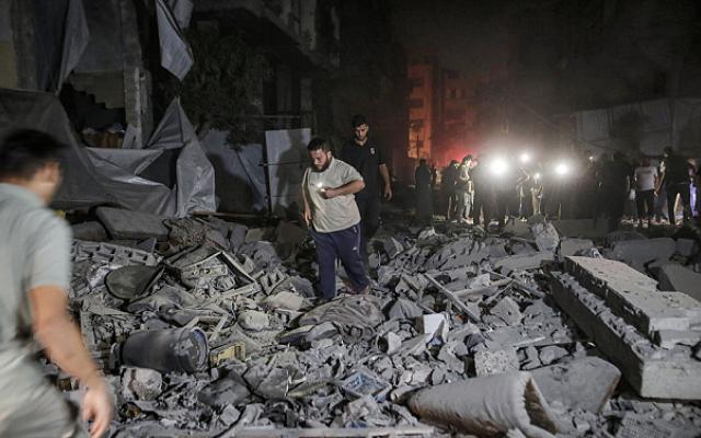 غزة: شهيد في جباليا وتشريد عشرات الأسر بهجمات شمالي القطاع ووسطه