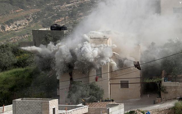 الضفة تحت النار: اشتباكات في طوباس والاحتلال يقصف منزلا في طمون