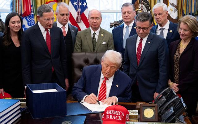 ترامب يوقع مشروع قانون ينهي الإغلاق الحكومي الجزئي