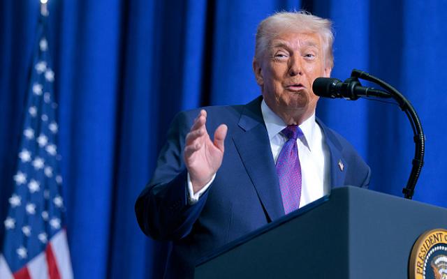 ترامب يمهلها 15 يوما كحد أقصى وإيران تحذر من "احتمال حقيقي لعدوان عسكري"