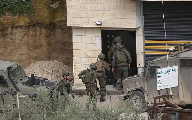 الاحتلال يشن حملة اعتقالات بالضفة ويقتحم قلقيلية والخليل وجنين