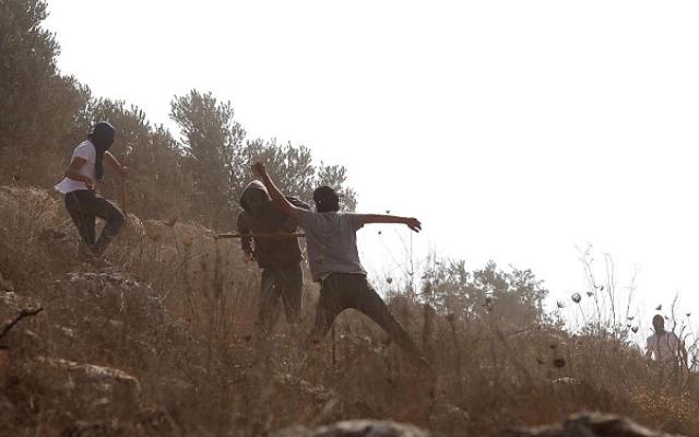 الضفة: إصابة بالرصاص الحي والغاز السام وقرار هدم واقتحامات وتواصل عدوان المستوطنين