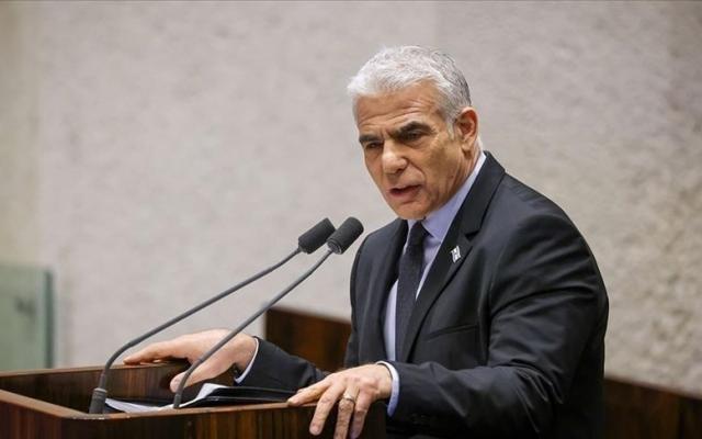 لابيد يحرض على قصف حقول النفط ومحطات الطاقة بإيران لإسقاط النظام