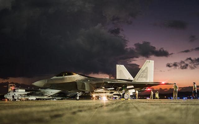 انتشار غير مسبوق: وصول سرب مقاتلات أميركية من طراز F-22 إلى إسرائيل