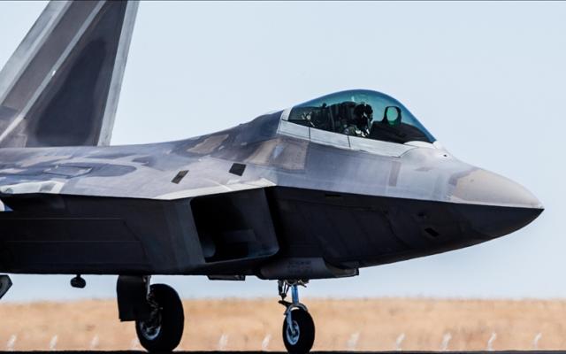 مقاتلات إف22 الأمريكية تتموضع بمدرج الإقلاع في مطار عوفدا بإسرائيل