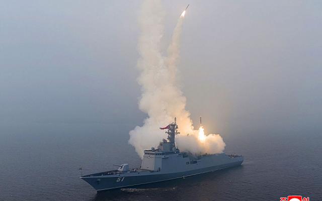 كوريا الشمالية تختبر نظام إطلاق صواريخ بالستية قادرة على حمل رؤوس نووية