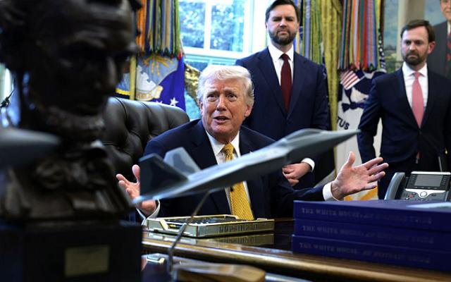 تقرير: إدارة ترامب تبحث إرسال تعزيزات عسكرية لتأمين عبور ناقلات النفط عبر مضيق هرمز