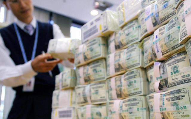 الدولار في زمن الحروب... هل هو الملاذ الآمن؟