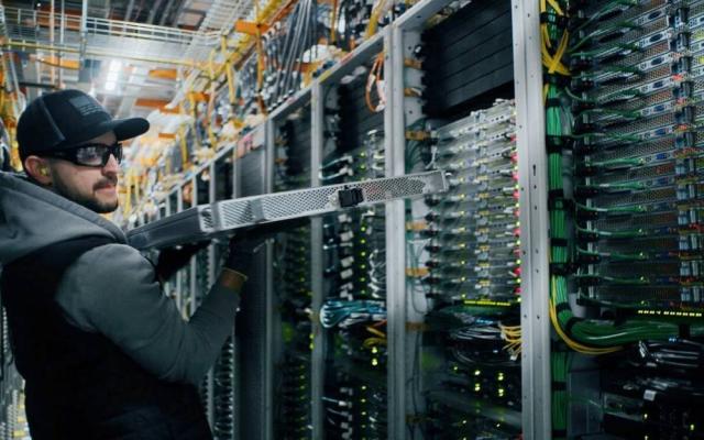 المسيرات الإيرانية تعطل عمل مراكز بيانات لإحدى أكبر الشركات الأمريكية في البحرين