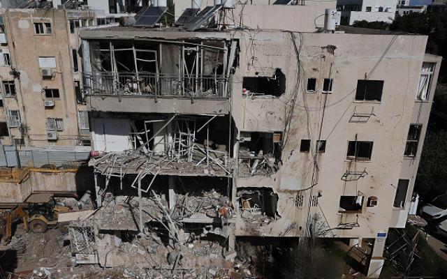 إصابات بهجوم صاروخي على تل أبيب وقتلى بغارات على إيران