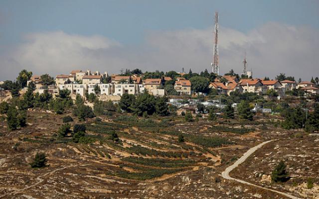 "بساغوت" تلتهم أراضي البيرة وأمر عسكري يهدد جبل الطويل