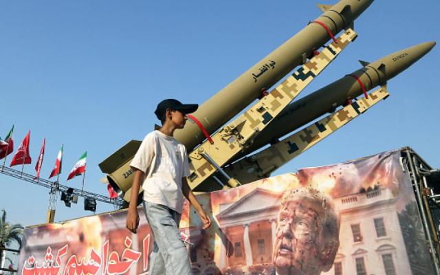 إيران تتوعد بمنطقة حظر جديدة خارج مضيق هرمز
