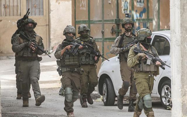 إنزال جوي لجنود الاحتلال تزامناً مع اقتحام مدينة يطا