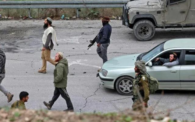 مستعمرون يعتدون على مواطنين من اللبن الشرقية في واد الشاعر