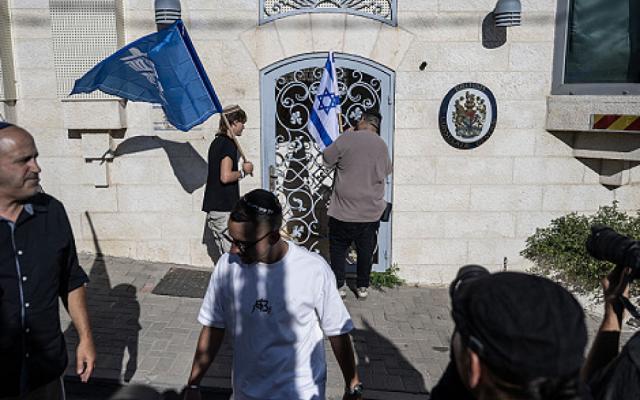 لندن تهدد بطرد 27 دبلوماسياً إسرائيلياً رداً على قرار إغلاق قنصليتها في القدس