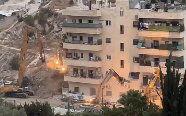 بن غفير يشرف على هدم بناية سكنية في الطور بالقدس وتشريد عشرات الأطفال والنساء