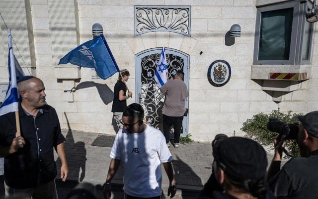 الاحتلال يغلق القنصلية البريطانية بالقدس.. ولندن تتريث في الرد