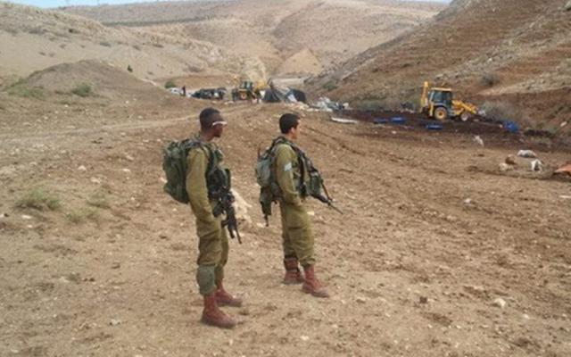 بعد 27 يومًا من الحصار مستوطنون يهددون بتهجير 47 عائلة من الرأس الأحمر