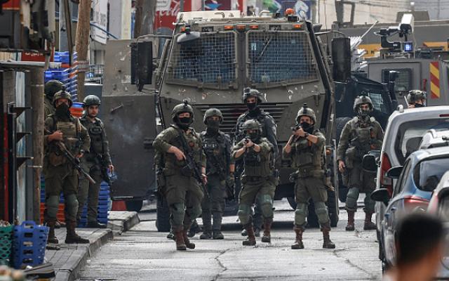إصابات واعتقالات خلال اقتحامات الضفة والقدس