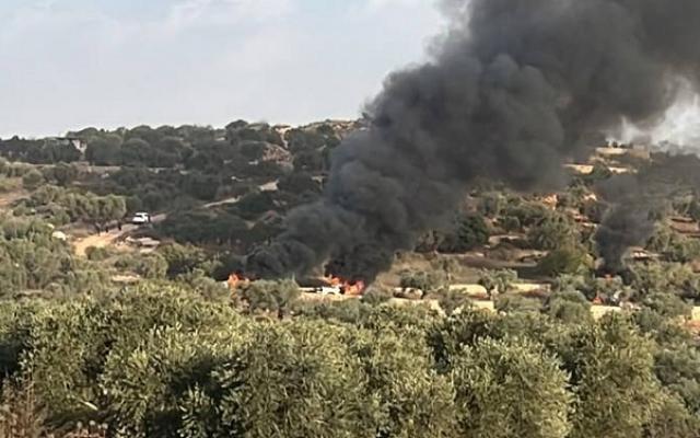 مستوطنون يحرقون 3 مركبات في ترمسعيا ويهاجمون قاطفي زيتون في أبو فلاح وبرقة