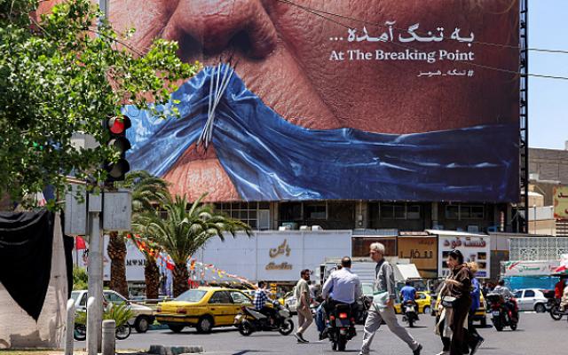 تصعيد في هرمز: استهداف أميركي لقشم وهجمات إيرانية في البحرين والكويت