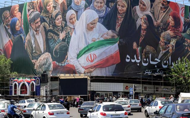 ترامب يؤكد استمرار المفاوضات وعقوبات جديدة على إيران