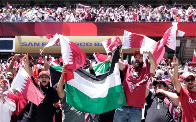 مشجعو قطر يهتفون "الحرية لفلسطين" بعد التعادل التاريخي مع سويسرا