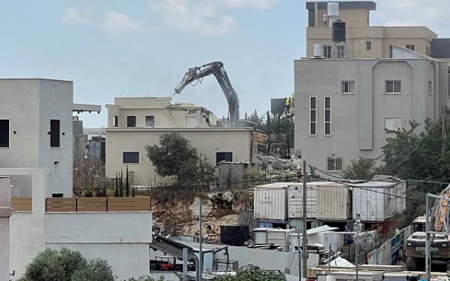 آليات إسرائيلية تهدم منازل ومبانٍ في برطعة الشرقية