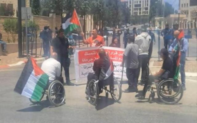جرحى وأسرى سابقون يواصلون الاعتصام في رام الله: "نطالب بكرامتنا لا برواتبنا فقط"