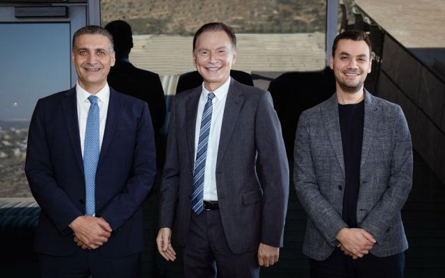 وزير الاتصالات يبحث مع نائب رئيس مجلس إدارة الاتصالات الفلسطينية "جوال" بشار مصري والرئيس التنفيذي للشركة عبد المجيد ملحم التحديات الراهنة في قطاع الاتصالات  روابي، 29/09/2025  التقى وزير الاتصالات والاقتصاد الرقمي د. عبد الرزاق نتشة، مع نائب رئيس مجلس إدارة شركة الاتصالات الفلسطينية "جوال" السيد بشار مصري، والرئيس التنفيذي للشركة السيد عبد المجيد ملحم، وذلك في مكتب مصري بمدينة روابي. وناقش الحاضرون خلال الاجتماع آخر التطورات التي يشهدها قطاع الاتصالات في فلسطين، والتحديات التي تواجهه في ظل الظروف الراهنة ل